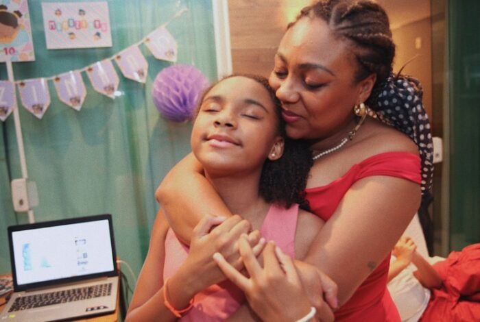 A apresentadora e influenciadora Cíntia Aleixo com a filha Manuella (Foto: acervo pessoal)