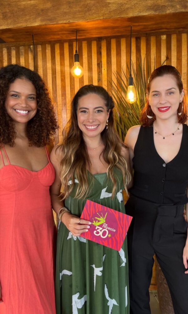 Marcela Monteiro na gravação do seu novo programa, entre Aline Dias e Sophia Abrahão (Divulgação)