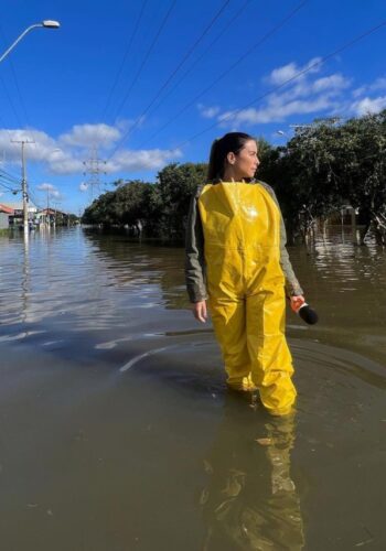 A apresentadora na cobertura para o Rio Grande do Sul que fez para o seu canal (Divulgação)