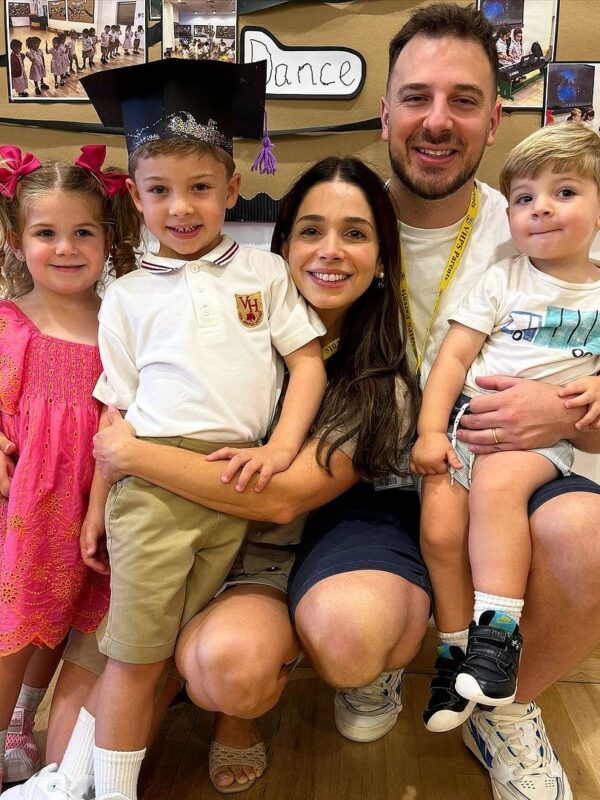 Sabrina Petraglia, o marido Ramón Vélazquez e os três filhos do casal: Maya, Gael e Léo (foto: Reprodução/Instagram)