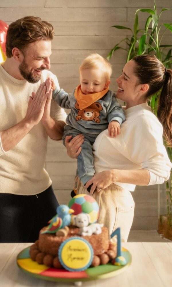 Cássio Reis, Fernanda Vasconcellos e o pequeno Romeo (Foto: Reprodução/Instagram)