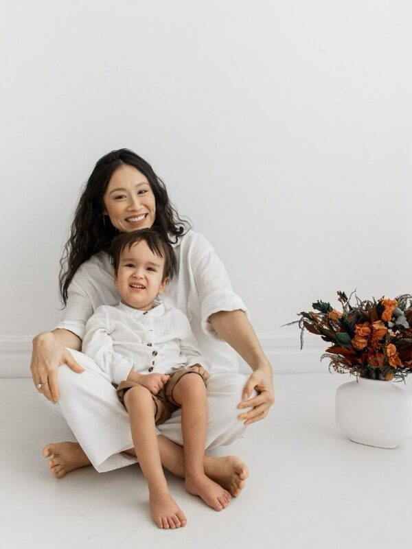 A atriz Yohama Eshima e o filho Tom (Foto: L.A. Foto Estúdio)