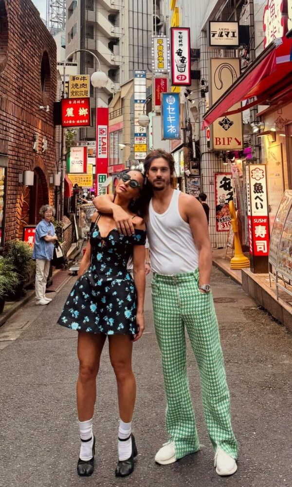 Sabrina Sato e Nicolas Prattes posam no Japão (Reprodução/Instagram)