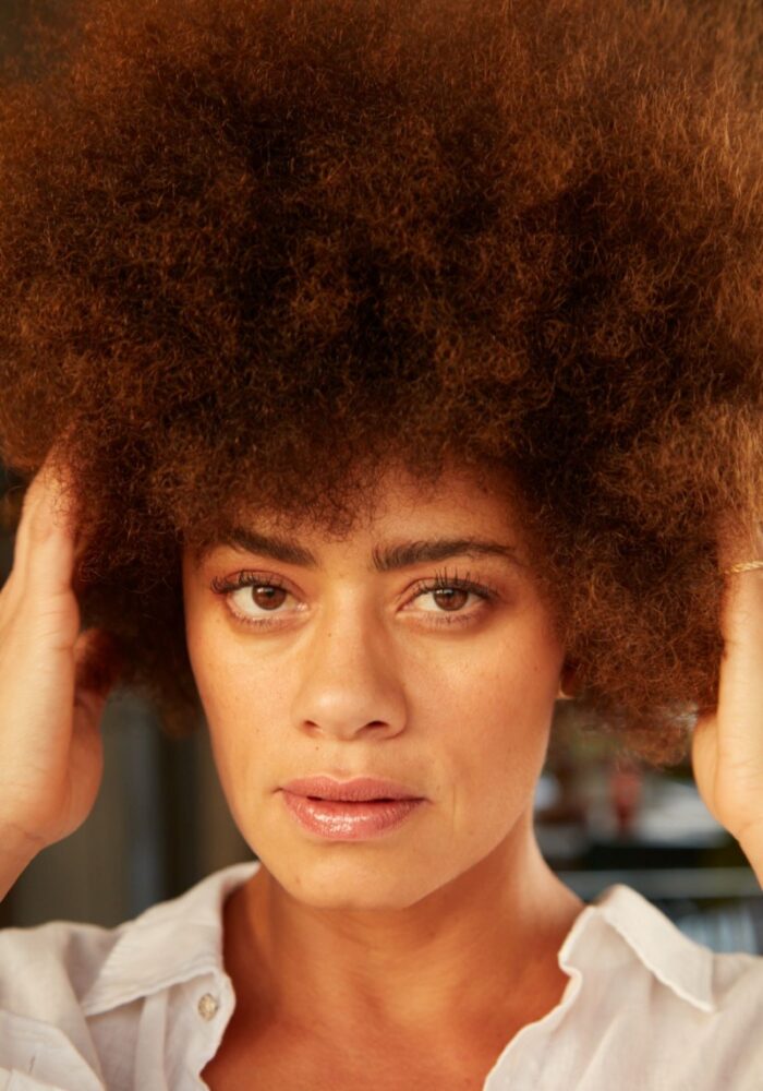 Ana Flavia Cavalcanti celebra os frutos da jornada como atriz e faz da arte canal para falar de temas urgentes, como o racismo por trás do trabalho doméstico no Brasil (Foto: Hanna Vadasz)