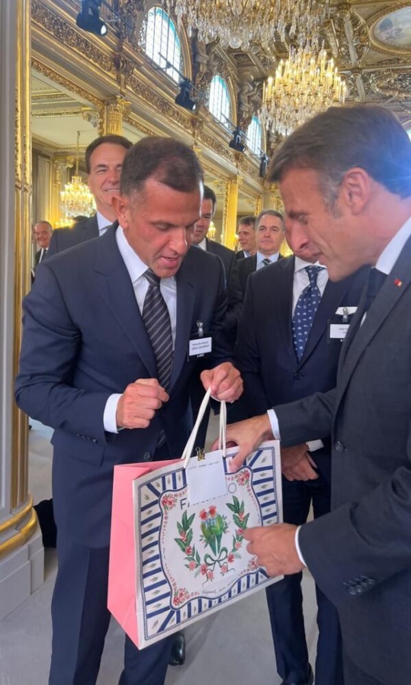 Alexandre Birman, CEO do AZZAS 2154, participa, em Paris, de encontro com presidente da França, Emmanuel Macron