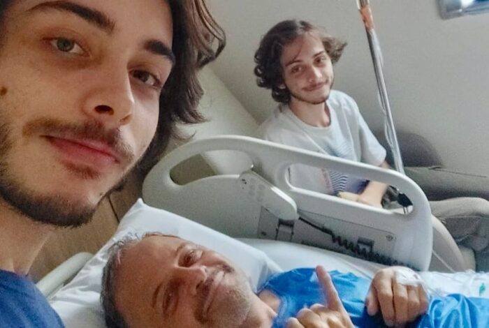 Marcos Breda ao lado dos filhos, companheiros inseparáveis, quando se recuperava de um acidente de moto (Foto: Reprodução/Instagram)