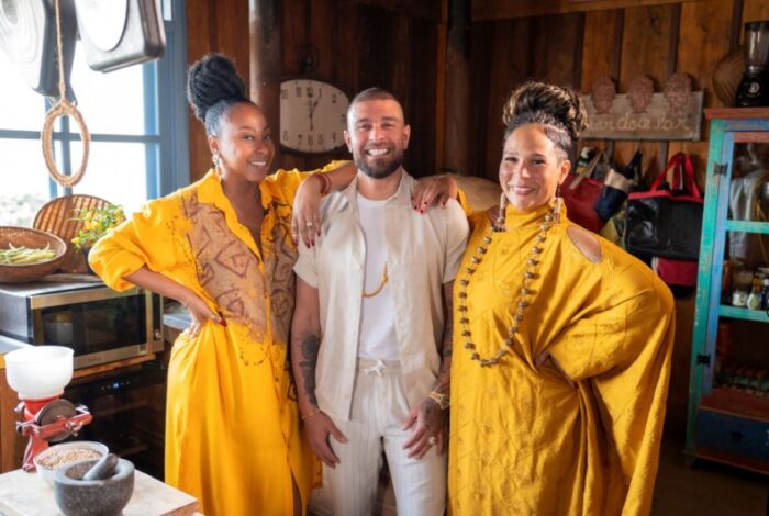 Diogo Nogueira entre as chefes de cozinha Andressa Cabral e Leila Leão: o trio está à frente da série 'Comida de Santo' (Foto: Soul Rio Filmes)