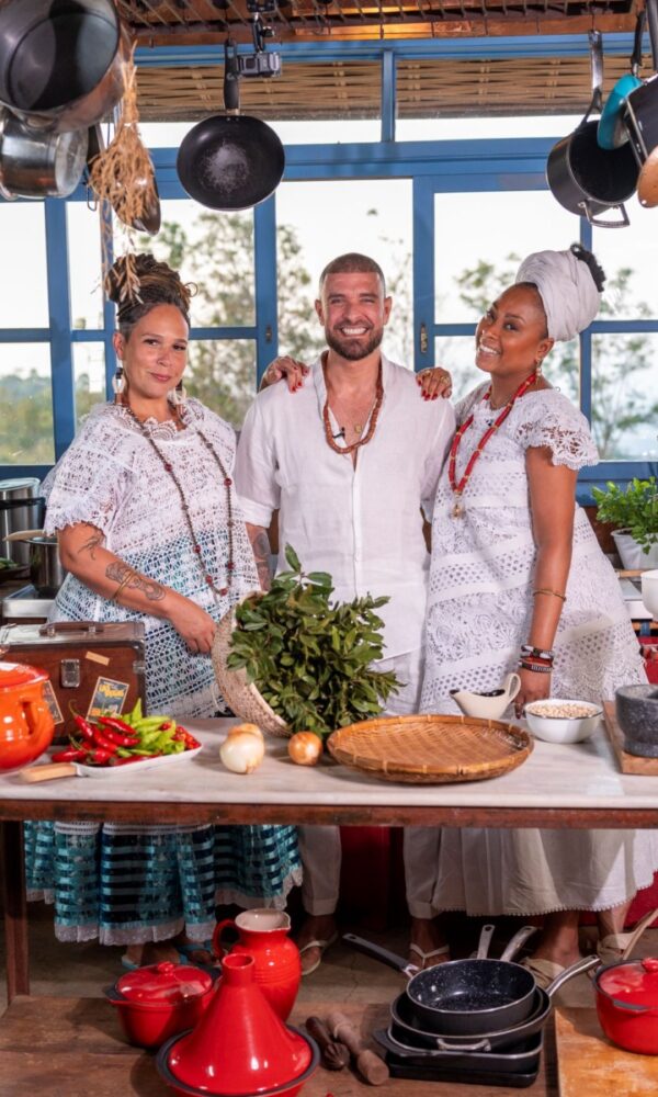 Diogo Nogueira entre as chefes de cozinha Andressa Cabral e Leila Leão (Foto: Soul Rio Filmes)