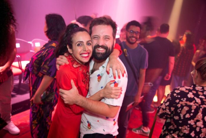 Giovanna Nader e Gregorio Duvivier na estreia do espetáculo da atriz (Divulgação)