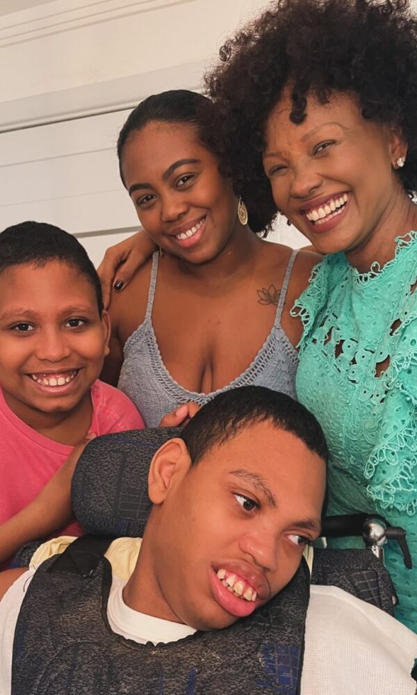 Isabel Fillardis com os três filhos: Analuz, Jamal e West (Foto: Reprodução/Instagram)