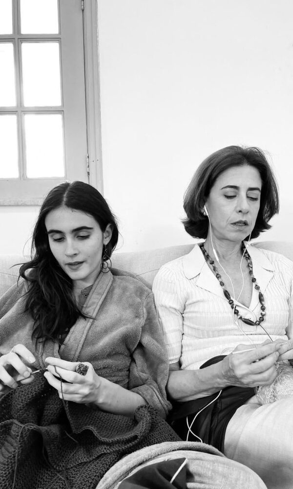 Valentina Herszage e Fernanda Torres fazem crochê nos bastidores de 'Ainda Estou Aqui' (Foto: Reprodução/Instagram)