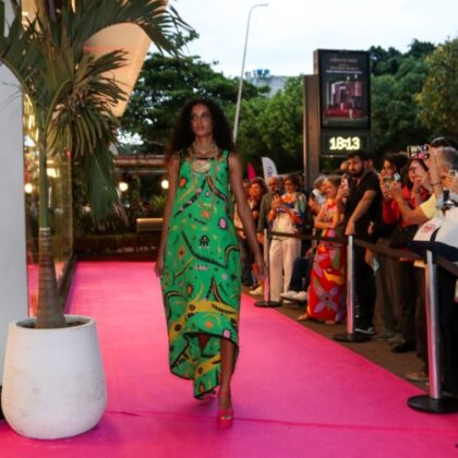 Multimarcas Opinião promove desfile a céu aberto, em Ipanema, das marcas Fruto do Conde e Kundalini, uma ode à moda autoral