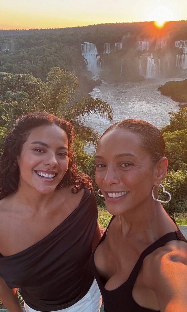 Bella Campos e Taís Araújo fazem, mãe e filha no remake de 'Vale Tudo' (Foto: Reprodução/Instagram)