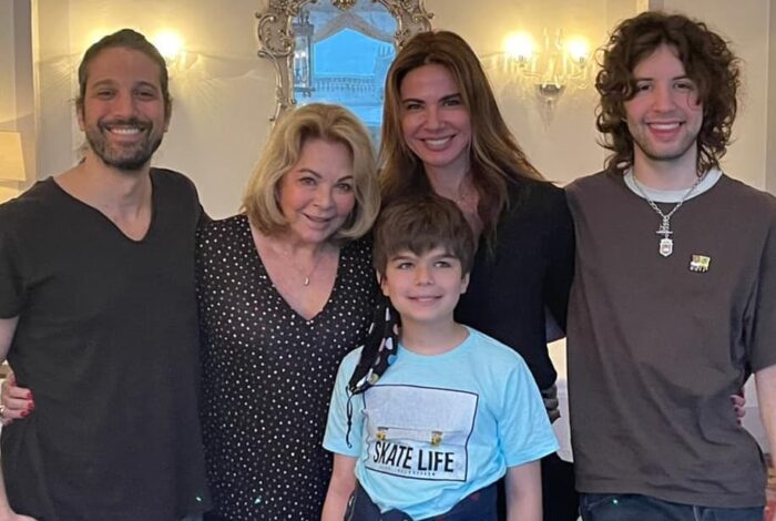 Vera Gimenez entre os filhos Marco Antônio e Luciana, e os netos Lucas e Lorenzo (Foto: Reprodução/Instagram)