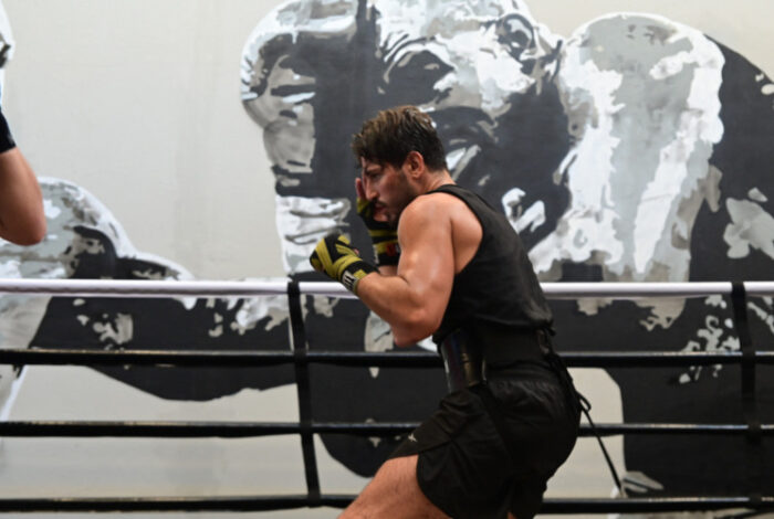 Daniel Rocha treina boxe em academia de São Paulo (Foto: Leo Franco/AgNews)