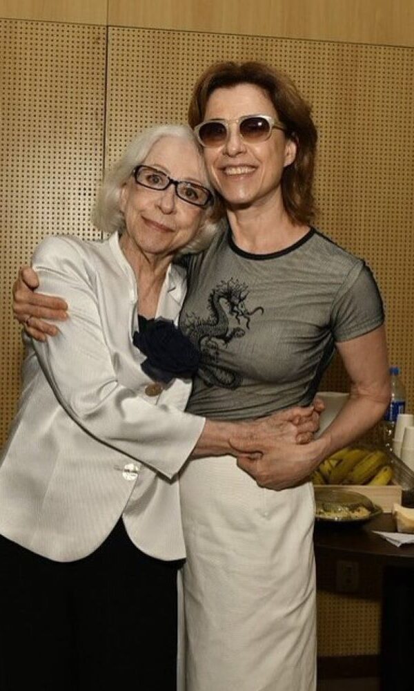 O encontro de Fernanda Montenegro com a filha Fernanda Torres na pré-estreia carioca de 'Vitória' é comovente e uma ode ao cinema nacional (Foto: Cristina Granato/Divulgação)