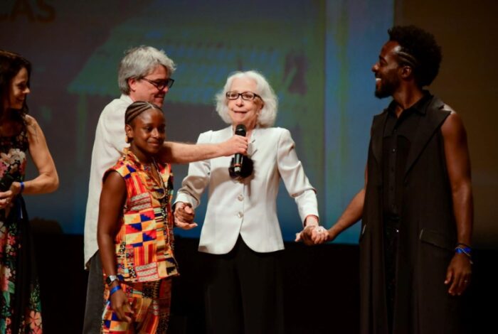 A roteirista Paula Fiúza, Andrucha Waddington, Fernanda Montenegro e os atores Alan Rocha e Thawan Lucas, (Foto: AGnews)