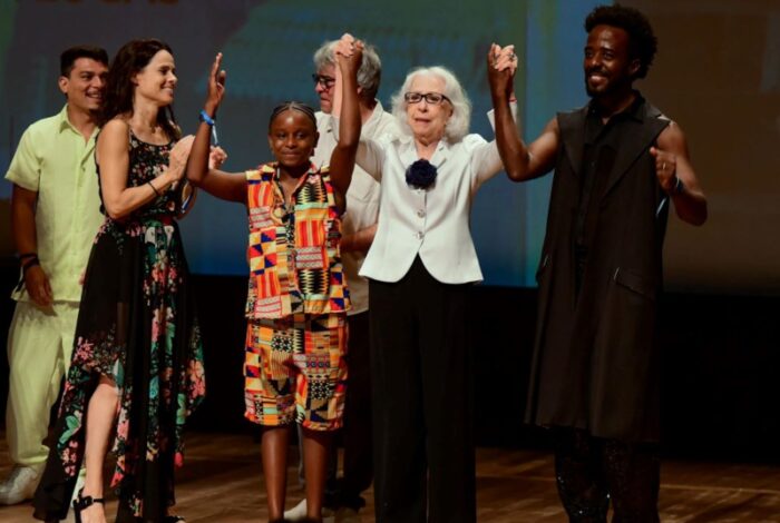 A roteirista Paula Fiúza, Andrucha Waddington, Fernanda Montenegro e os atores Alan Rocha e Thawan Lucas homenageiam Breno Silveira (Foto: AGnews)