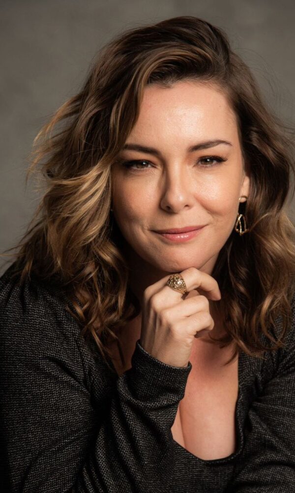 Regiane Alves estreia peça, fala da vida após saída da Globo, opina sobre as novelas hoje e dos projetos para 2025 (Reprodução/Instagram)