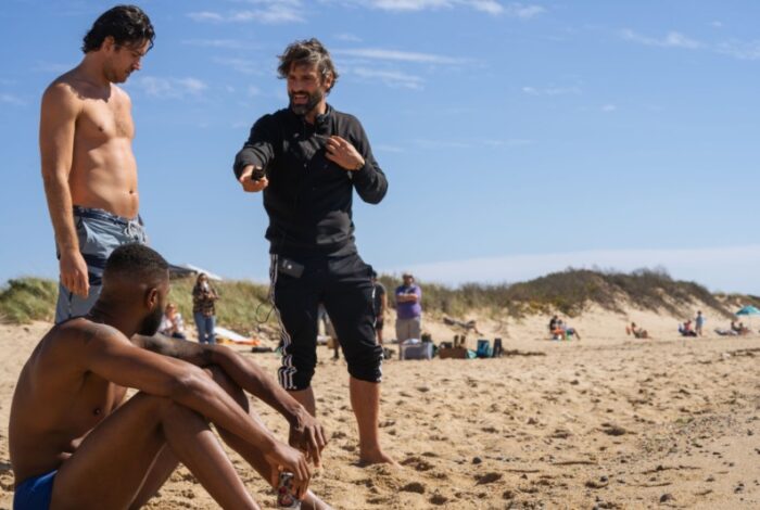 James Bland, Marco Pigossi e Marco Calvani nas filmagens de 'Maré Alta' (Divulgação)