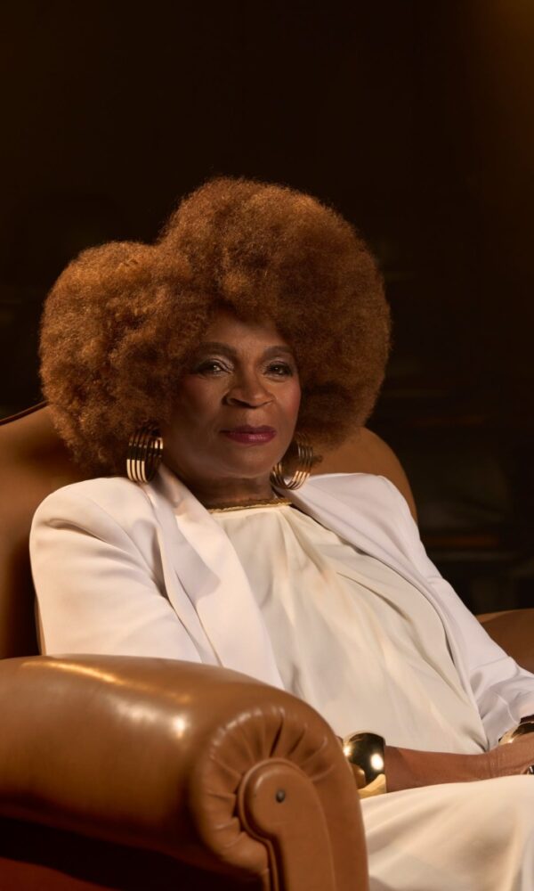 Zezé Motta lança audiolivro de biografia da atriz Viola Davis, filma quatro longas, trabalha em novo disco e show pelos 80 anos, fala das conquistas e do amor nesta fase (Foto: Bel Corção)