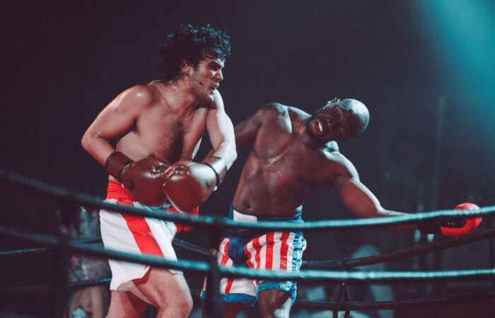 Daniel Haidar em cena como Rocky Balboa e Hector Marks como Apollo Creed, seu maior rival (Divulgação)
