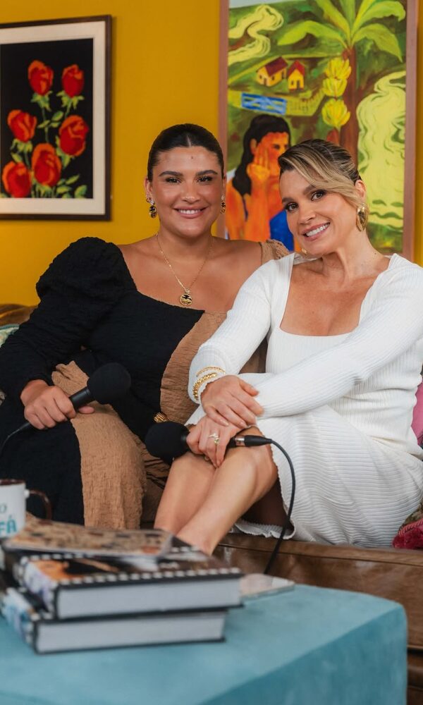 Giulia Costa e Flávia Alessandra apresentam o 'Pé no Sofá Pod' (Foto: Vitor Reis)
