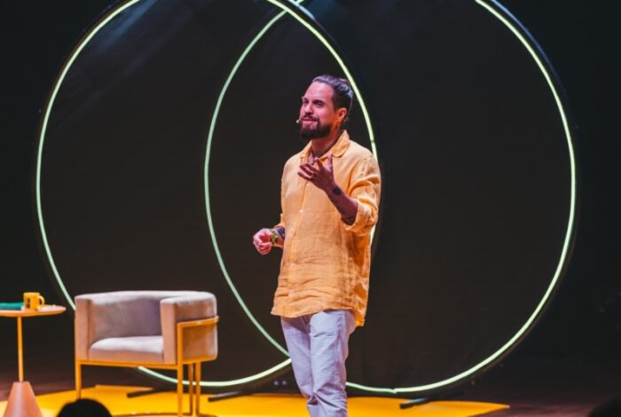 Murilo Gun une comédia e autoconhecimento na montagem de "Fé no Flow" (Foto:  Lucas Aldi e Soliris Longo)