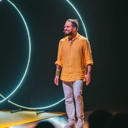 Murilo Gun estreia "Fé no Flow", seu primeiro monólogo autoral, após ganhar o mundo falando sobre a importância do autoconhecimento