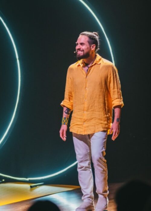 Murilo Gun estreia "Fé no Flow", seu primeiro monólogo autoral, após ganhar o mundo falando sobre a importância do autoconhecimento