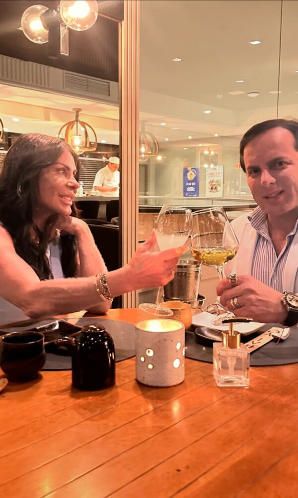 Mais de uma década mais velha, Gretchen e Esdras de Souza estão juntos há cerca de cinco anos e não poupam declarações do amor. (Reprodução/Instagram)