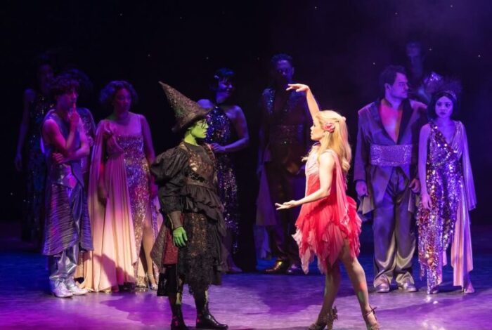 Myra Ruiz Fabi Bang encantam o público ao protagonizarem "Wicked Brasil" pela terceira vez (Reprodução/Instagram)