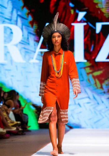 ID:RIO FESTIVAL 25 - Oca Arte Brasileira celebra saberes ancestrais do coletivo de artesãs e a moda decolonial indígena