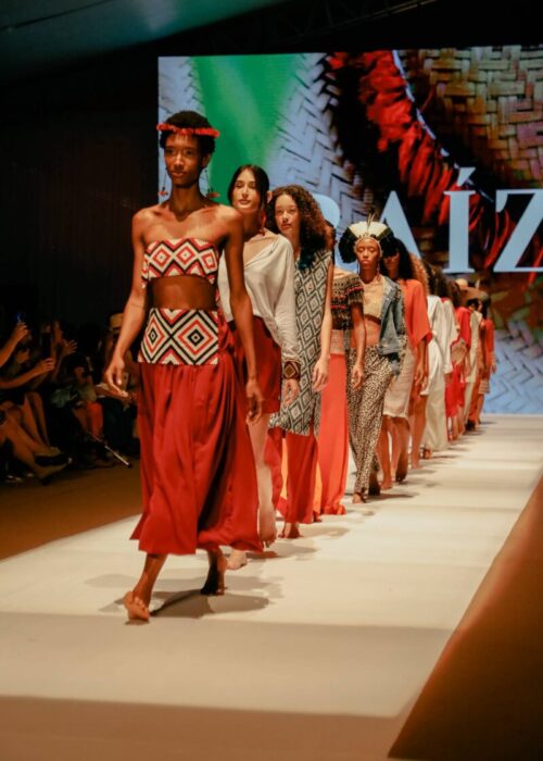 ID:RIO 25 - Oca Arte Brasileira celebra saberes ancestrais do coletivo de artesãs e ênfase à moda decolonial indígena