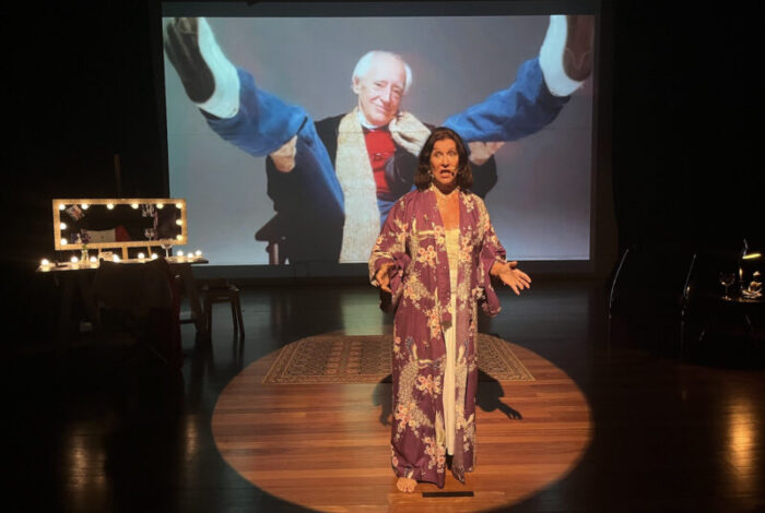 Ítala Nandi em cena com seu monólogo 'Paixão Viva', com o amigo na vida e na arte, o saudoso Zé Celso Martinez Corrêa (Foto: Guilherme Scarpa)