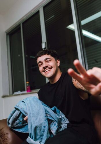 Sávio lança o Single "Feroz" e critica indústria da música regida pela pressa das redes sociais (Reprodução/Instagram)