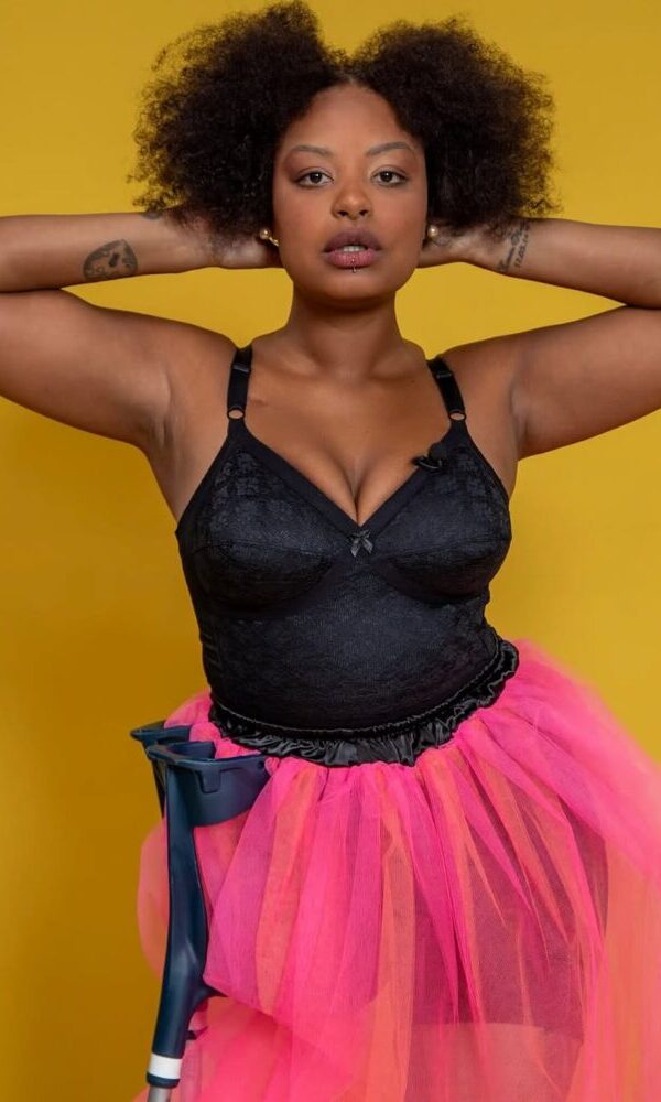 Haonê Thinar, Pam em “Dona de Mim”, teve perna amputada aos 8 anos para superar um câncer ósseo (Reprodução/Instagram)