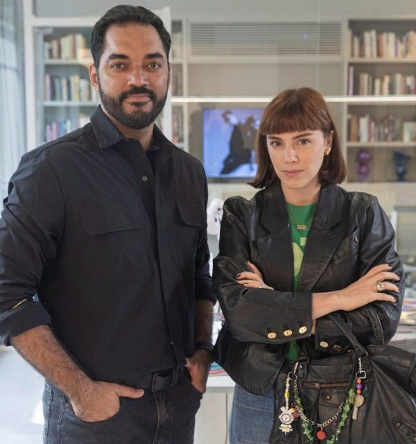 Thomás Aquino ao lado de Alice Wegmann em 'Vale Tudo' (Divulgação/Globo)