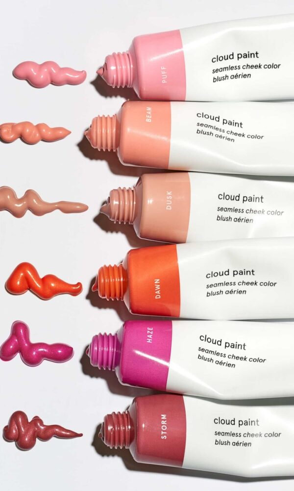 A marca Glossier está adotando a linguagem da Geração Z ao lançar;çar produtos que começam com letras minúsculas (Reprodução/Sephora)