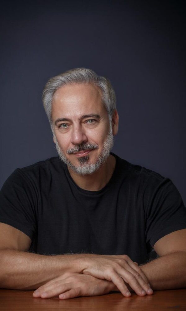 Edson Fieschi volta aos palcos com 'Job', ao lado de Bianca Bin, e reflete sobre os desafios da era digital, saúde mental e o papel provocador do teatro (Foto: Robert Schwenck)