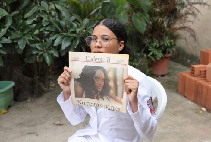 Thaís Araújo, a estudante, segura uma capa do Caderno B do Jornal do Brasil, fotografada por Claudia Elias, com uma de suas inspirações estampada: a atriz Taís Araújo