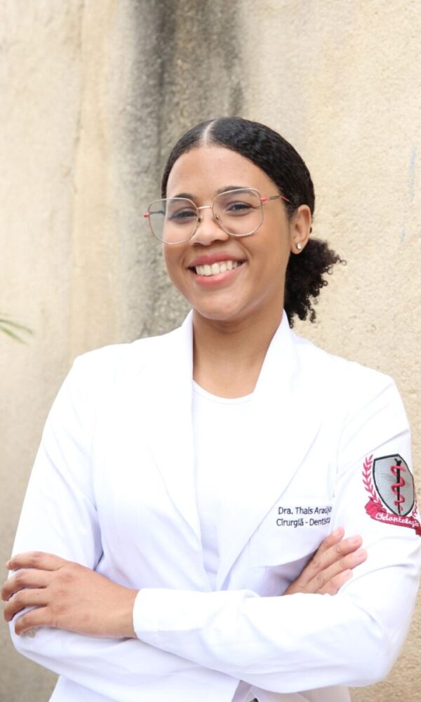 Com jaleco e coragem, Thaís Araújo, a estudante, transforma sua trajetória em símbolo de resistência, inspiração e potência real — nome de protagonista, história de heroína
