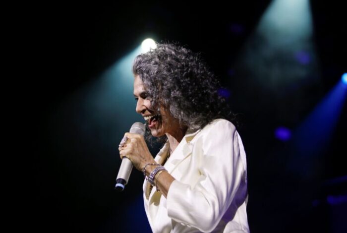 Simone estreia turnê que leva seu nome, revisita clássicos e reencontra canções queridas, fala sobre música como resistência, liberdade na maturidade, amor sem idade e a beleza de viver com inteireza (Foto: Leo Aversa)