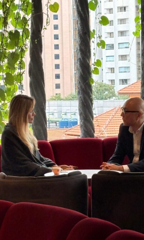 Angelina Jolie e Edson Higo, CEO da Aya Earth Partners: interesse em economia regenerativa(Divulgação)