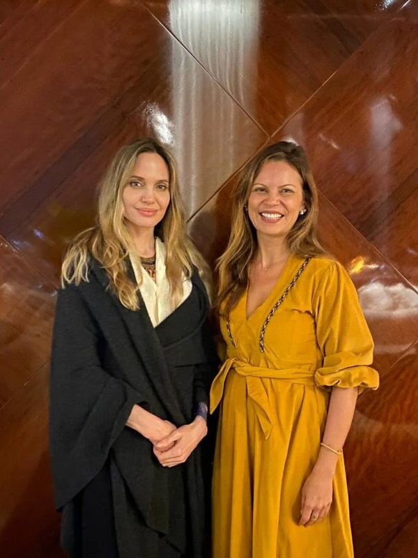 Angelina Jolie e Patricia Ellen, Fundadora da AYA Earth Partners: a estrela conheceu o projeto em abril deste ano (Divulgação)