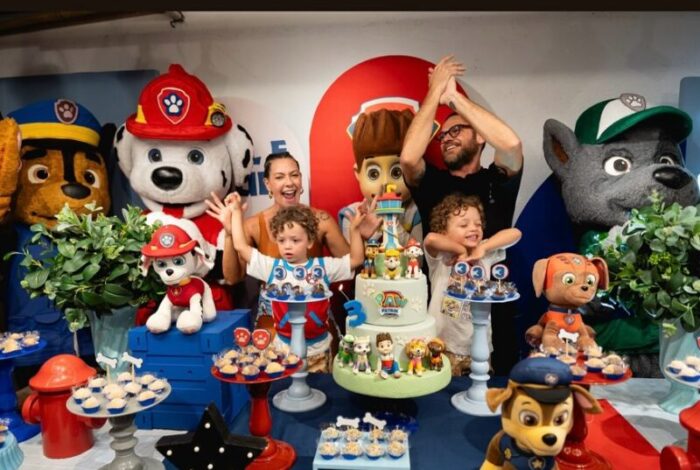 Fabiula Nascimento e Emilio Dantas com os gêmeos Roque e Raul (Reprodução/Instagram)