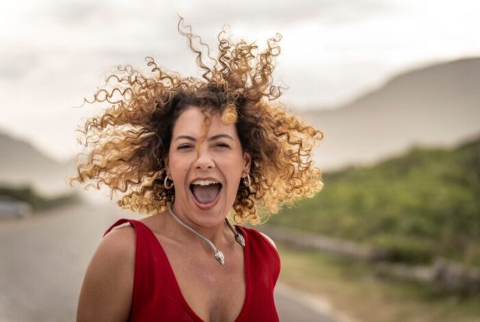 "Temos muito mais a dizer do que apenas falar de menopausa. Quero contar coisas novas, profundas, que ainda não foram escritas para nós" (Foto: divulgação)