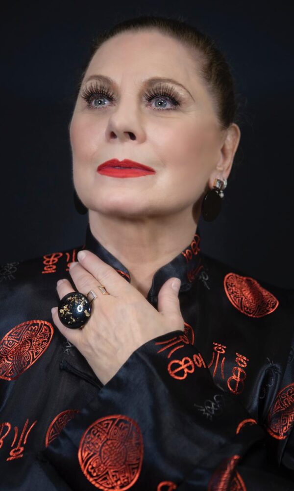 “A peça mostra que dá para ser feliz depois dos 60. Dá para fazer sexo depois dos 60. Dá para a gente fazer tudo” (Foto: Callanga)