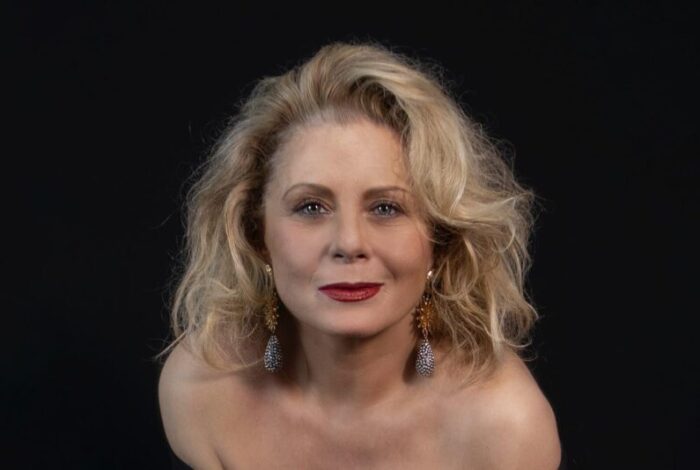 Aos 74 anos, Vera Fischer encara o palco em 'O casal mais sexy da América' e fala sem filtros sobre etarismo, sexualidade e maturidade (Foto: Callanga)