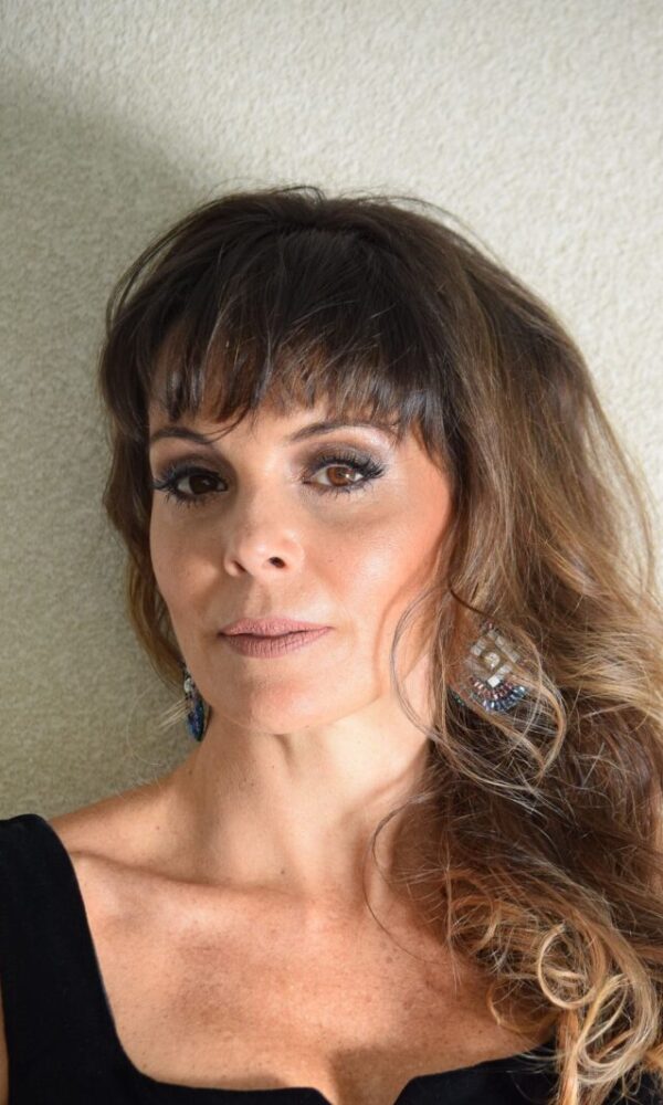 Mylla Christie reflete sobre longevidade e reinvenção: “Sou múltipla, mas não abandonei a carreira de atriz, quero voltar para a TV” (Foto: Fernanda Furlan)